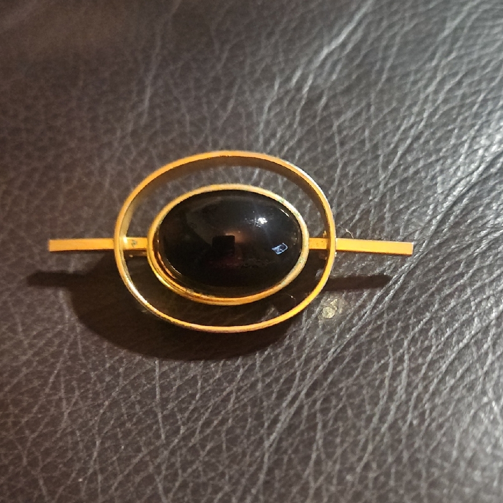 Gold-Tone Brooch with Black Oval Stone - Elegant Women's Jewelry